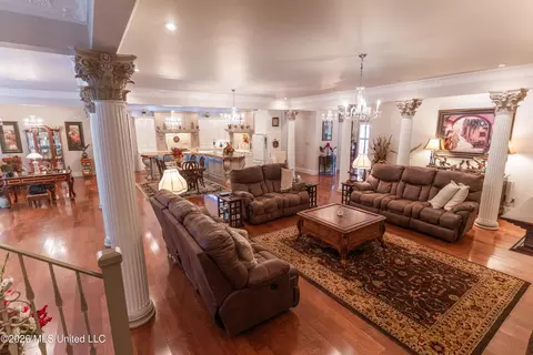 Living - 1203 Pine Lake Dr, Corinth, MS 38834 photo 2 of 4