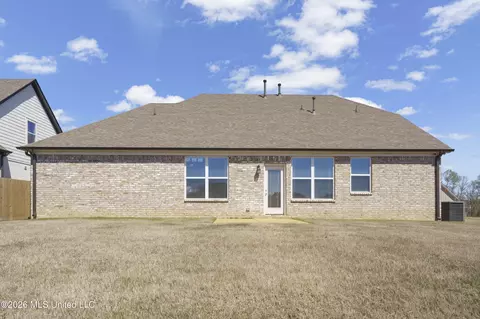 Exterior - 13385 N Fields Ln, Olive Branch, MS 38654 photo 3 of 6