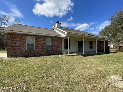 97 Rayburn Rd, Carriere, MS 39426