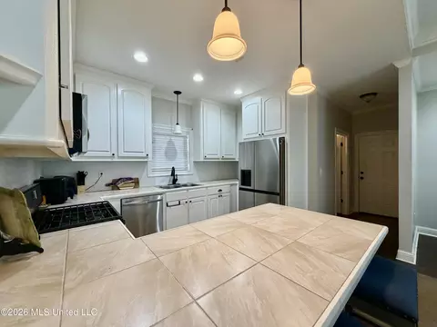 Kitchen - 736 Hartwood Cv, Brandon, MS 39042 photo 3 of 3