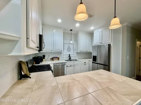 Kitchen - 736 Hartwood Cv, Brandon, MS 39042 photo 2 of 3