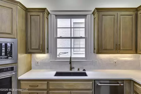 Kitchen - 1418 Windrose Dr, Brandon, MS 39047 photo 4 of 6