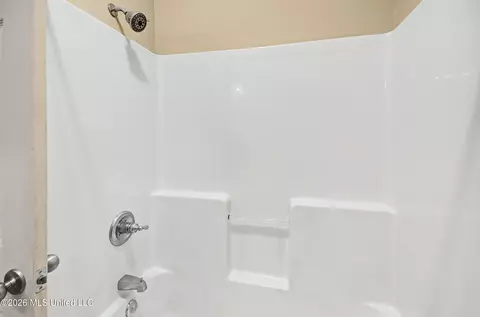 Bath - 151 Stratford Dr, Madison, MS 39110 photo 1 of 6