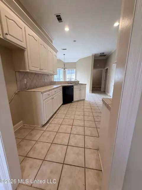 Kitchen - 151 Stratford Dr, Madison, MS 39110 photo 3 of 5