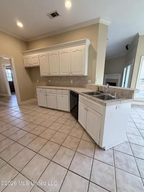Kitchen - 151 Stratford Dr, Madison, MS 39110 photo 4 of 5