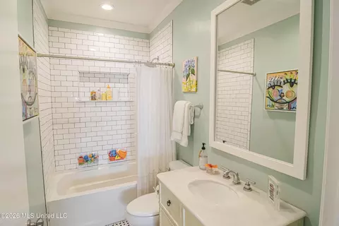 Bath - 1704 Laurel St, Jackson, MS 39202 photo 2 of 5