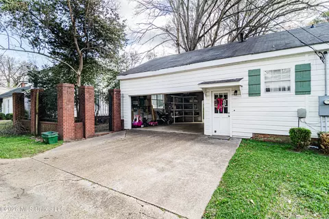 Exterior - 1704 Laurel St, Jackson, MS 39202 photo 6 of 9