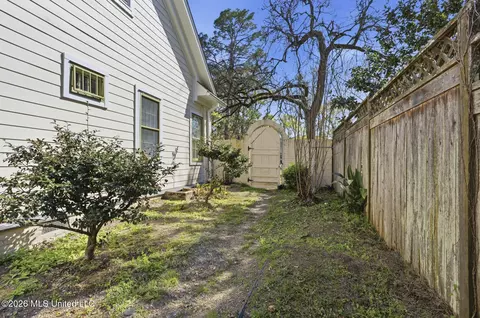 Exterior - 1622 Poplar Blvd, Jackson, MS 39202 photo 4 of 6