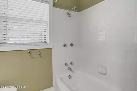 Bath - 1622 Poplar Blvd, Jackson, MS 39202 photo 5 of 5