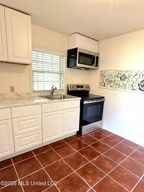 Kitchen - 1622 Poplar Blvd, Jackson, MS 39202 photo 4 of 5