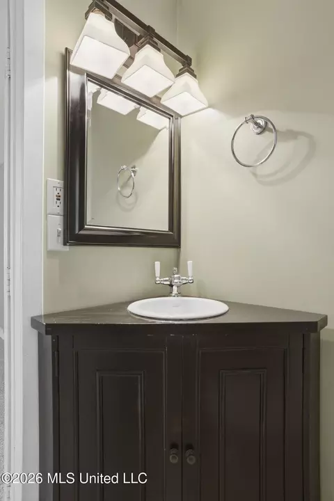 Bath - 1622 Poplar Blvd, Jackson, MS 39202 photo 4 of 5