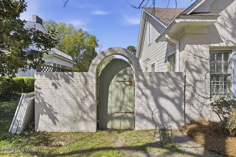 Exterior - 1622 Poplar Blvd, Jackson, MS 39202 photo 5 of 6