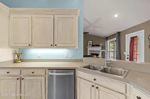 Kitchen - 343 Avalon Way, Brandon, MS 39047 photo 3 of 5