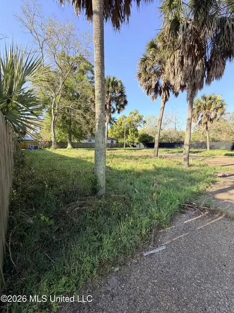 367 Forrest Ave, Biloxi, MS 39530 photo 2