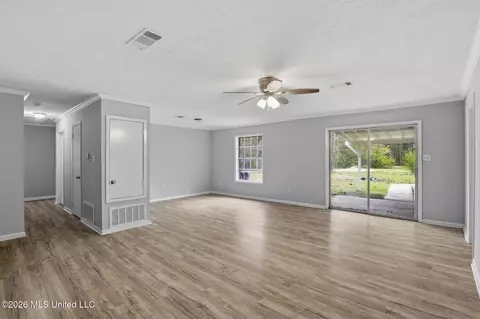 Living - 413 Michael Dr, Brandon, MS 39042 photo 4 of 7