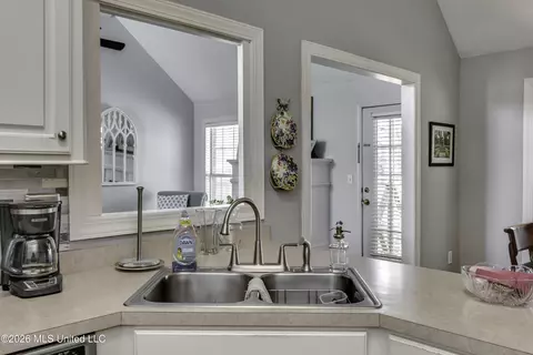 Kitchen - 371 Avalon Way, Brandon, MS 39047 photo 6 of 7