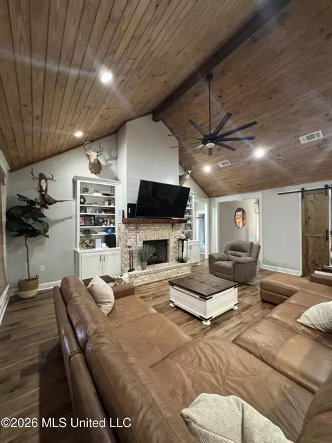 Living - 329 Gilmers Chapel Rd, Conehatta, MS 39057 photo 2 of 3