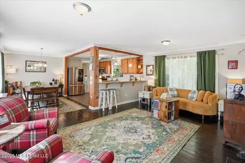 Living - 4429 Forest Park Dr, Jackson, MS 39211 photo 2 of 4