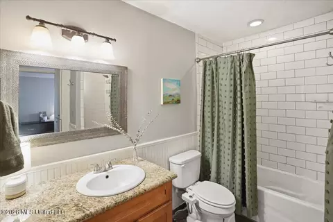 Bath - 4429 Forest Park Dr, Jackson, MS 39211 photo 1 of 3