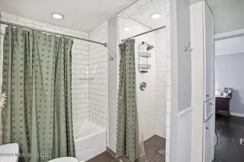 Bath - 4429 Forest Park Dr, Jackson, MS 39211 photo 2 of 3