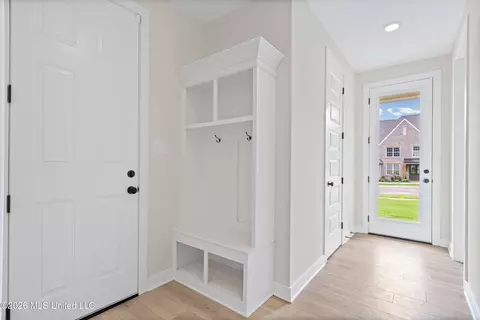 Entry Way - 1795 Single Tree Dr, Hernando, MS 38632 photo 2 of 4