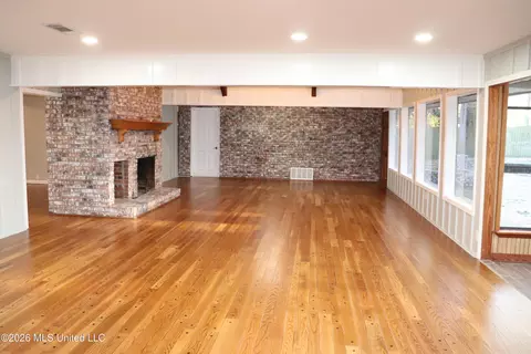 Living - 45 Stonegate Dr, Brandon, MS 39042 photo 2 of 6
