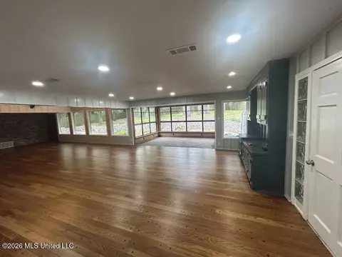 Living - 45 Stonegate Dr, Brandon, MS 39042 photo 4 of 6