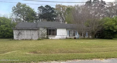 507 E College Ave, Wiggins, MS 39577