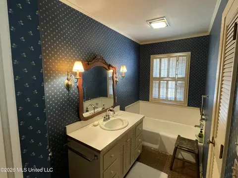 Bath - 425 Natchez Ave, Brookhaven, MS 39601 photo 1 of 3