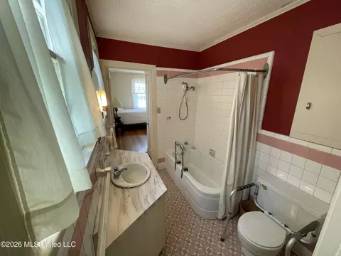 Bath - 425 Natchez Ave, Brookhaven, MS 39601 photo 2 of 3