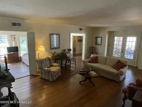 Living - 425 Natchez Ave, Brookhaven, MS 39601 photo 5 of 6