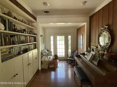 Entry Way - 425 Natchez Ave, Brookhaven, MS 39601 photo 2 of 3