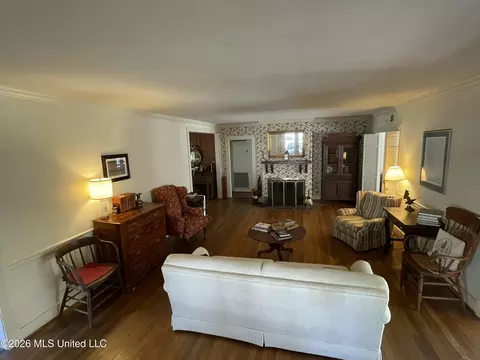Living - 425 Natchez Ave, Brookhaven, MS 39601 photo 6 of 6