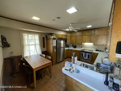 Kitchen - 425 Natchez Ave, Brookhaven, MS 39601 photo 1 of 2