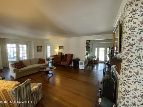 Living - 425 Natchez Ave, Brookhaven, MS 39601 photo 3 of 6