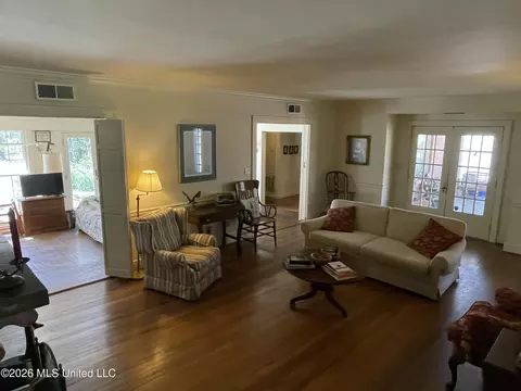 Living - 425 Natchez Ave, Brookhaven, MS 39601 photo 4 of 6