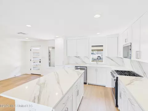 Kitchen - 14 Breakers Ln, Ridgeland, MS 39157 photo 3 of 3