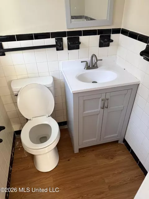 Bath - 340 Barnes St, Jackson, MS 39206 photo 2 of 2