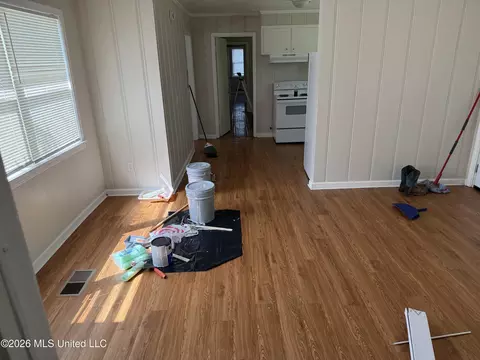 Living - 340 Barnes St, Jackson, MS 39206 photo 2 of 2
