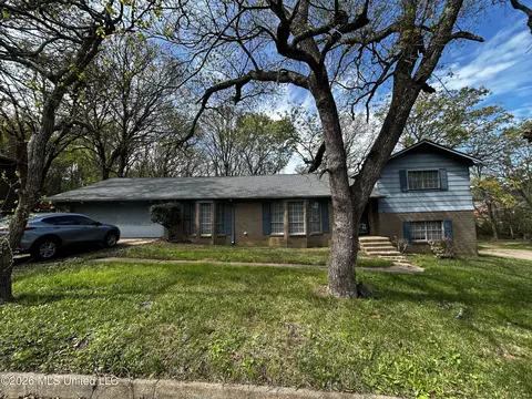 927 Royal Oak Dr, Jackson, MS 39209