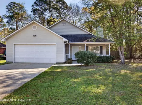 2000 Deer St, Ocean Springs, MS 39564