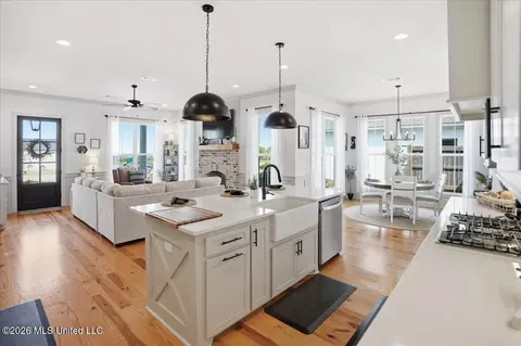 Kitchen - 272 Arbor Trl, Brandon, MS 39047 photo 6 of 7