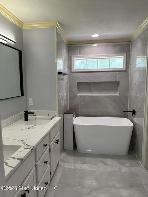Bath - 124 Holmar Dr, Brandon, MS 39047 photo 1 of 1