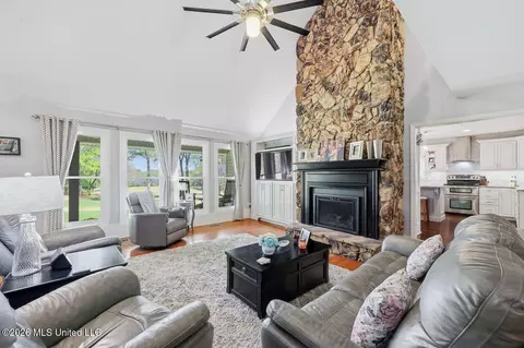 Living - 1391 Carroll Dr, Terry, MS 39170 photo 2 of 3
