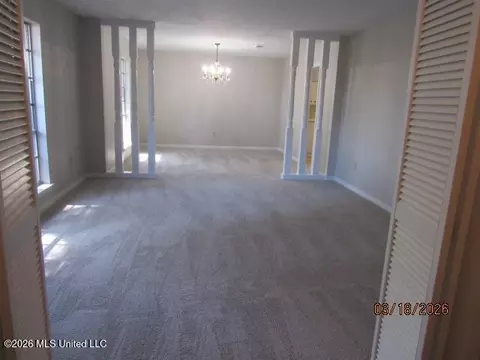 Living - 718 Woodhill Rd, Jackson, MS 39206 photo 1 of 6