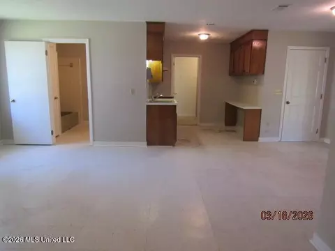 Living - 718 Woodhill Rd, Jackson, MS 39206 photo 5 of 6