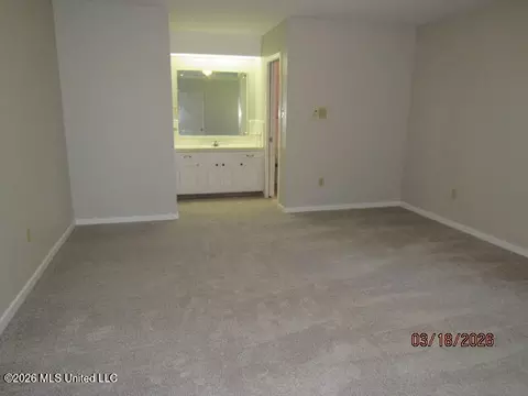 Living - 718 Woodhill Rd, Jackson, MS 39206 photo 3 of 6