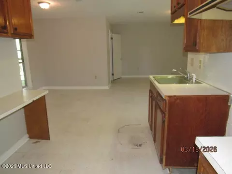 Living - 718 Woodhill Rd, Jackson, MS 39206 photo 4 of 6