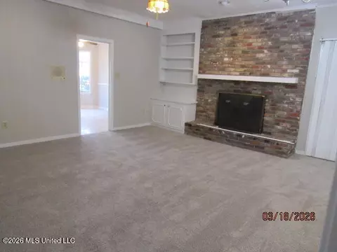 Living - 718 Woodhill Rd, Jackson, MS 39206 photo 2 of 6