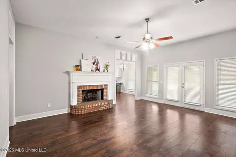 Living - 559 Spring Hill Dr, Madison, MS 39110 photo 3 of 4
